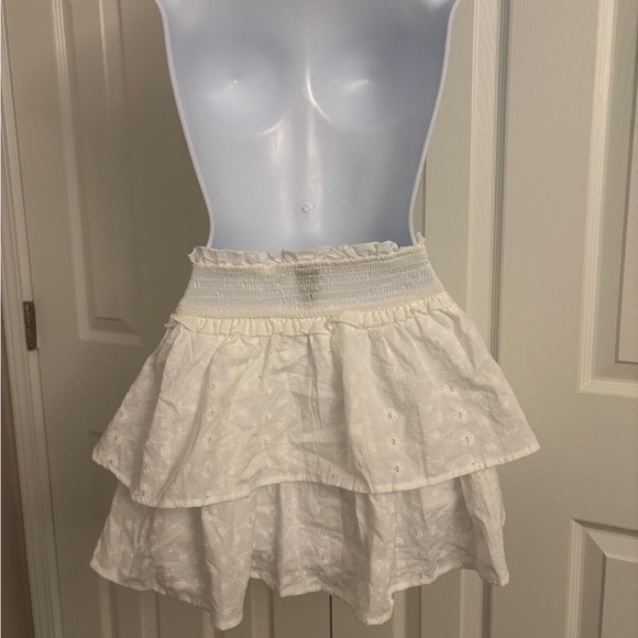 Elegant White Ruffled Skirt - Picture 4 of 6